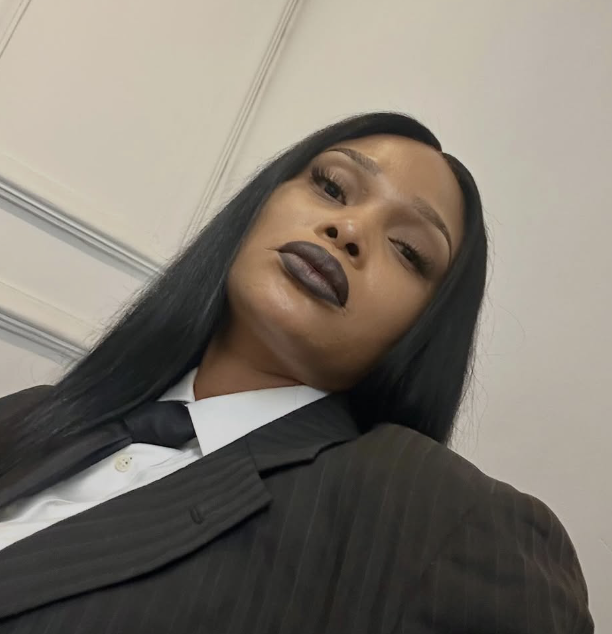 RAYKA dévoile « MIZIKI », sa nouvelle mixtape produite par Royaume Kongo Records. 