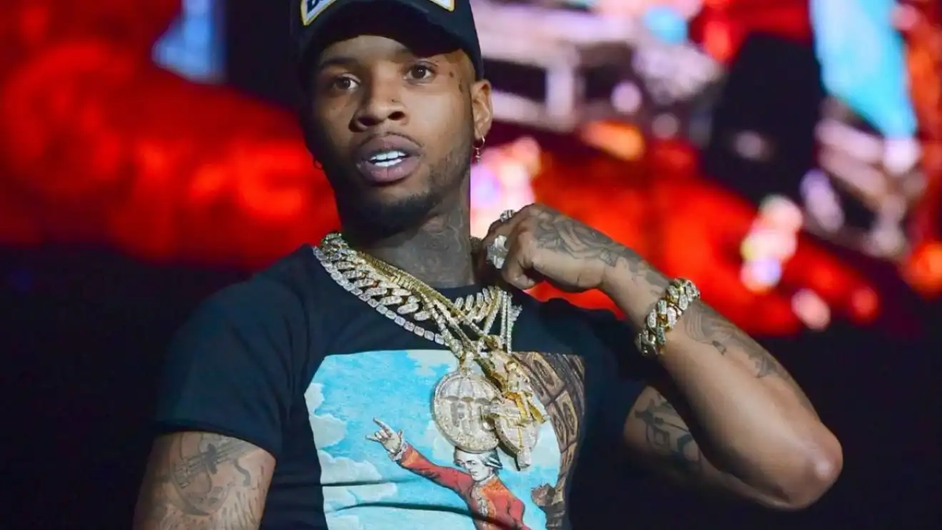 En prison, Tory Lanez craint pour sa vie suite aux maltraitances qu'il subit des gardiens.